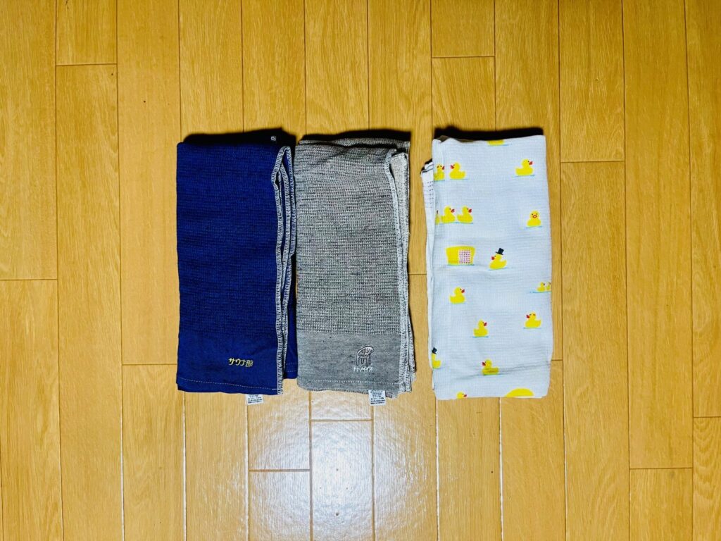 Lサイズ。バスタオルとして使用。右は布ごよみタオル手ぬぐいシリーズ。ひよこ柄がかわいい。